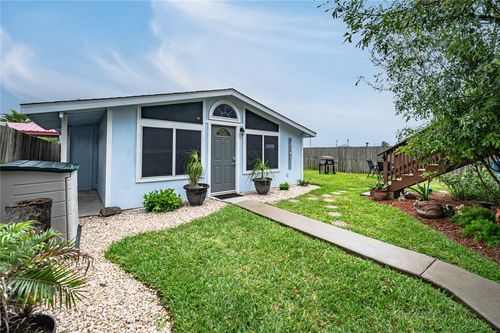 204 S 2nd St, Rockport, TX, 78382-7240 | Card Image