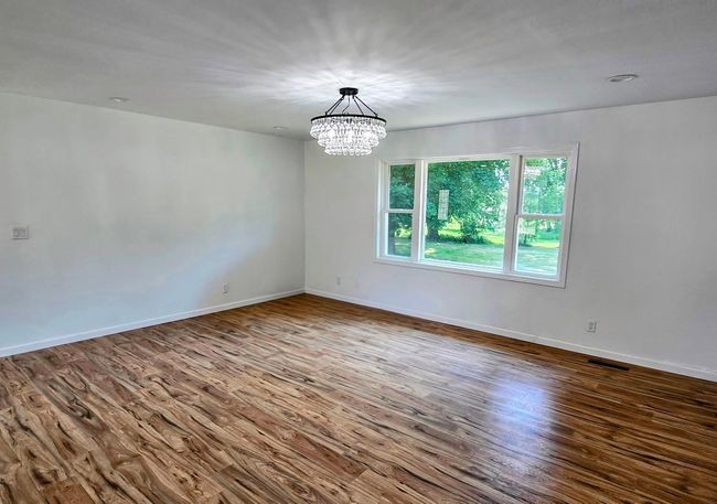 Plenty of natural sunlight | Image 5