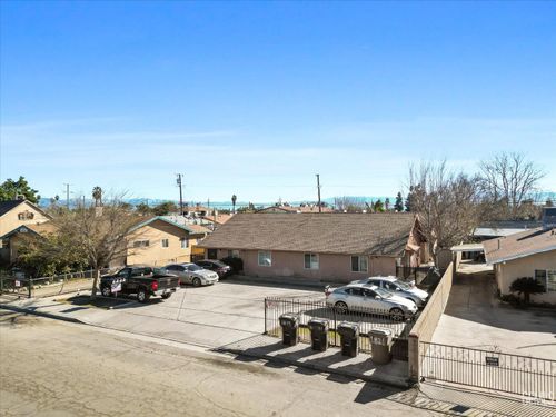 1821 Pacific St, Bakersfield, CA, 93305-4929 | Card Image