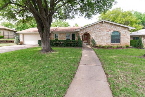 748 Aspen Ct, Hurst, TX, 76054-2301 | Card Image