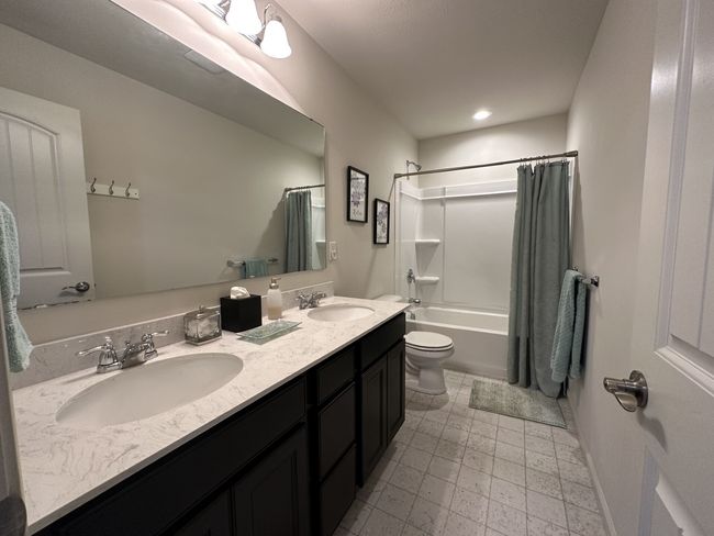Shared Bathroom | Image 29