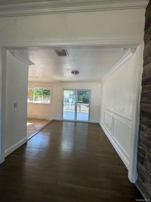 10 Dartmouth Dr, Deer Park, NY, 11729-1006 | Card Image