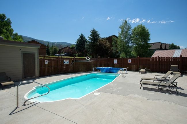 Pool and loung chairs | Image 26