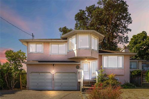 2343 Edgelow St, Saanich, BC, V8N1R6 | Card Image
