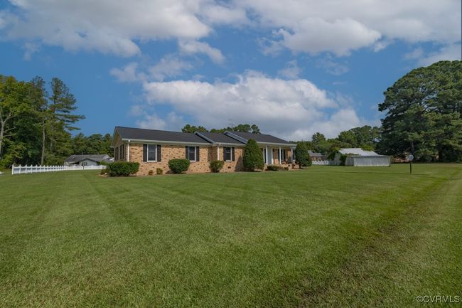 Ranch-style house with a front yard | Image 26