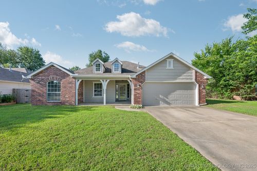 2109 W Maple St, Collinsville, OK, 74021-1617 | Card Image