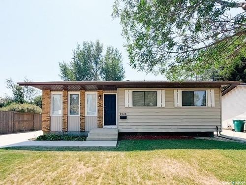 1026 Kingsmere Blvd, House with 3 bedrooms, 3 bathrooms and 3 parking in Saskatoon SK | Card Image