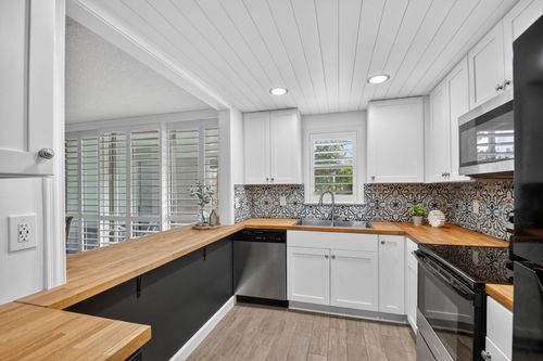 37-500 Davis Rd, Palm Springs, FL, 33461-1375 | Card Image