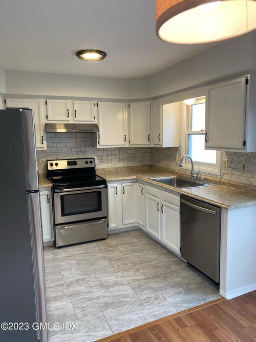 b-8 Booth Ct, Greenwich, CT, 06830 | Card Image