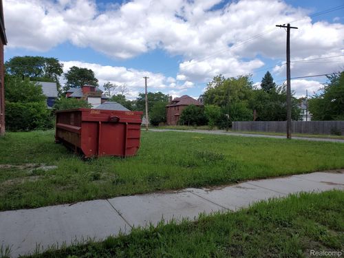 8261 Brush St, Detroit, MI, 48202-2533 | Card Image