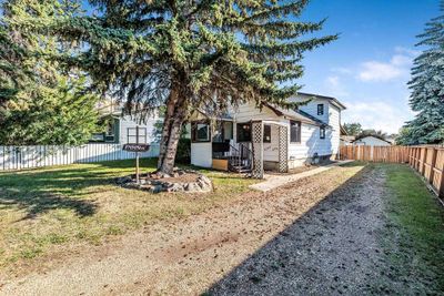 6743 59 Ave, House detached with 3 bedrooms, 2 bathrooms and 6 parking in Red Deer AB | Image 2