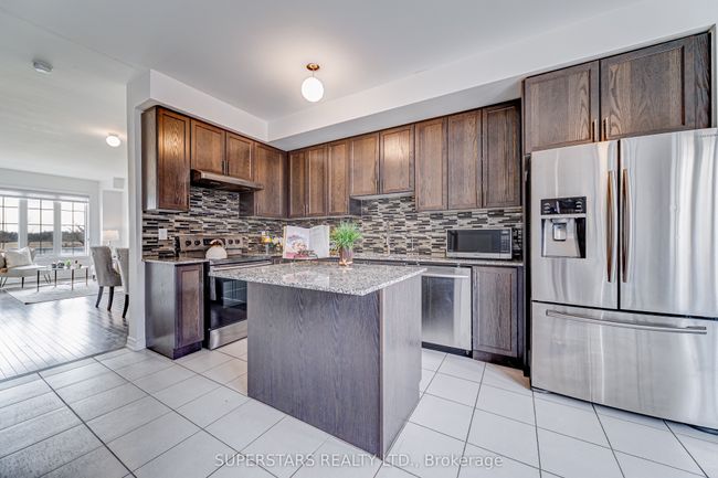 1916 Donald Cousens Pky, House attached with 3 bedrooms, 4 bathrooms and 1 parking in Markham ON | Image 8