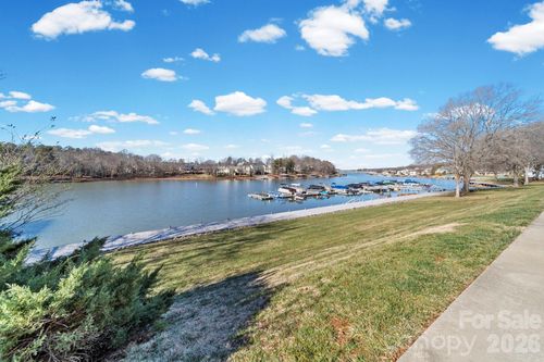 529 Catspaw Rd, Statesville, NC, 28677-9020 | Card Image