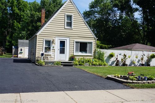30616 Beechwood St, Garden City, MI, 48135-1985 | Card Image