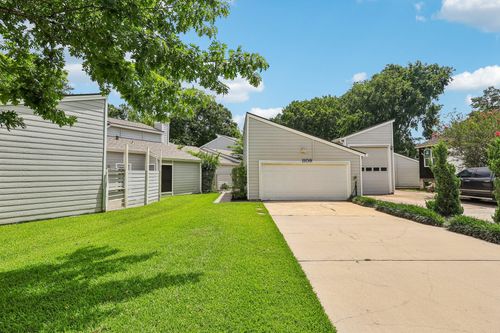 1109 W Winding Way Dr, Friendswood, TX, 77546-4806 | Card Image