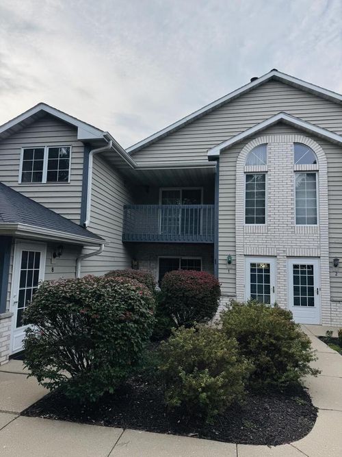 1-W240N2566 E Parkway Meadow Cir, Pewaukee, WI, 53072-5837 | Card Image