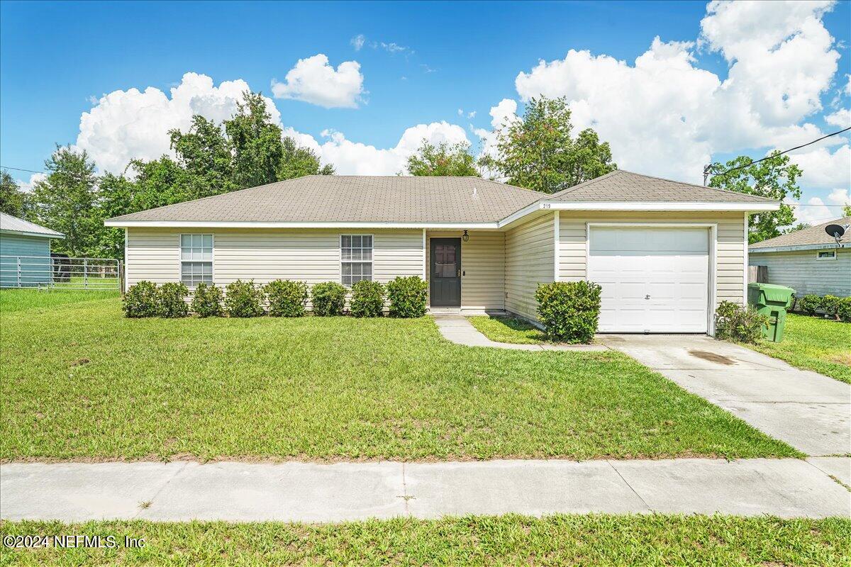 Mango Dr, Palatka, FL 32177