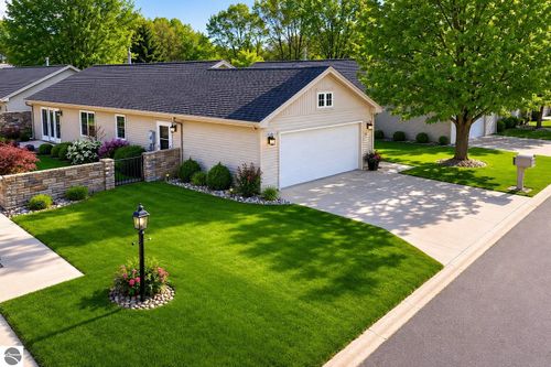 1175 Hemingway Ln, Traverse City, MI, 49686-5069 | Card Image