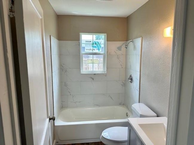 Bathroom 1 | Image 12