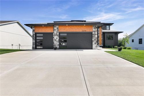 2215 Sw Hook Farm Drive, Lee's Summit, MO, 64082 | Card Image
