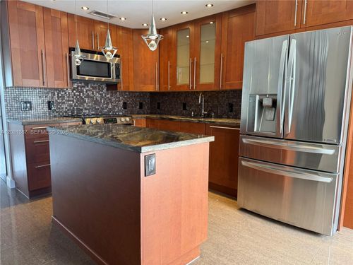 272b-19220 Ne 25th Avenue, Miami, FL, 33180 | Card Image