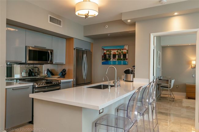 APT-1005 - 17555 Atlantic Blvd, Condo with 2 bedrooms, 2 bathrooms and null parking in Sunny Isles Beach FL | Image 5