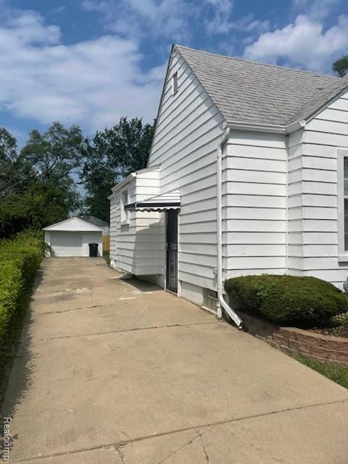 8645 Minock St, Detroit, MI, 48228-3040 | Card Image