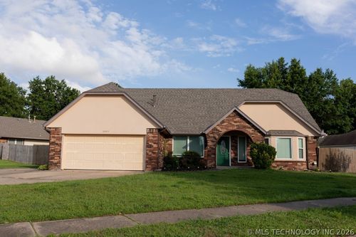 2805 Dallas St, Broken Arrow, OK, 74012-3228 | Card Image