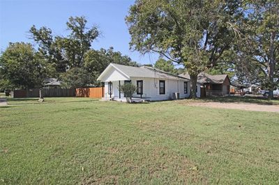 1603 N Buffalo Avenue, House other with 3 bedrooms, 1 bathrooms and null parking in Cleburne TX | Image 2