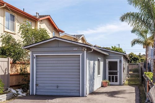 542 Manhattan Ave, Grover Beach, CA, 93433-2311 | Card Image