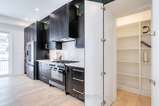 696 Hillview Cres, House other with 6 bedrooms, 5 bathrooms and 10 parking in Pickering ON | Image 12