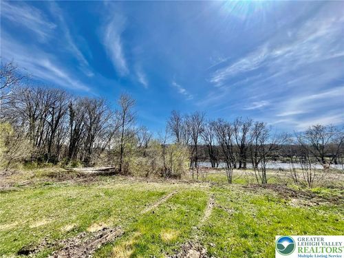 5649 De Pues Rd, Bangor, PA, 18013-4811 | Card Image