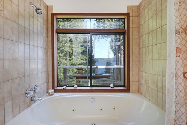 TAKE IN THE VIEWS OF THE STRAIT OF GEORGIA FROM YOUR SOAKER TUB! | Image 31
