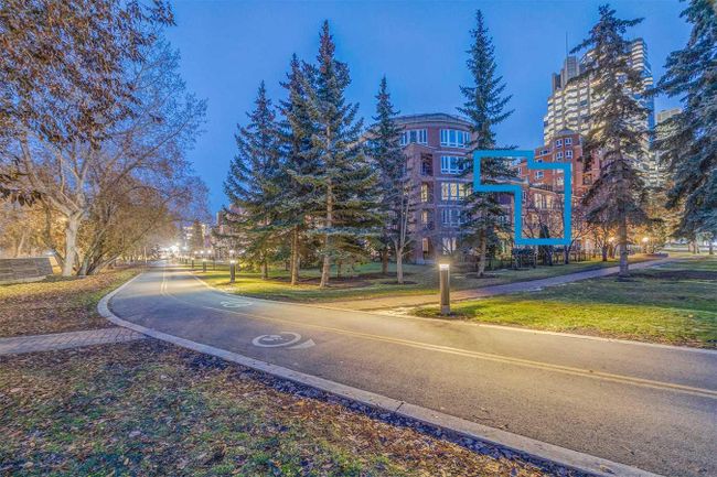 2203 - 400 Eau Claire Avenue Sw, Home with 3 bedrooms, 2 bathrooms and 2 parking in Calgary AB | Image 4