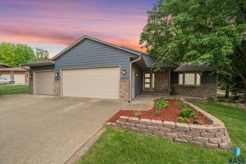 1000 N Richmond Cir, Sioux Falls, SD, 57103-6646 | Card Image