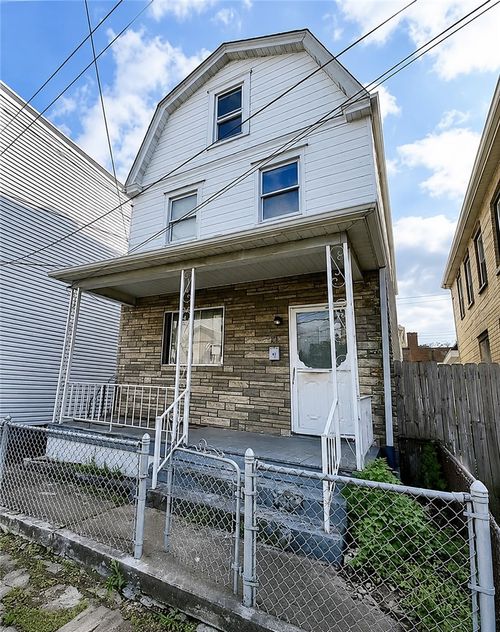 227 Munson Ave, Mc Kees Rocks, PA, 15136-2719 | Card Image