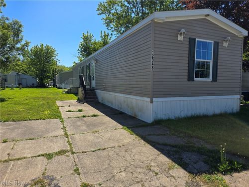 12048 Nicki Ln, Chardon, OH, 44024-8943 | Card Image