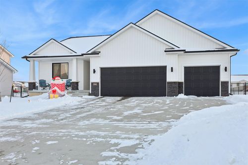 421 Wicker Dr, Huxley, IA, 50124-5009 | Card Image