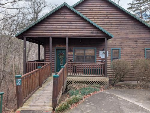 1820 Skyhawk Ln, Sevierville, TN, 37876-2639 | Card Image