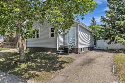 424 M Avenue N, Saskatoon, SK, S7L2S6 | Card Image