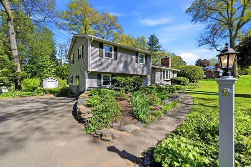 9 Meadowbrook Dr, Hadley, MA, 01035-9611 | Card Image