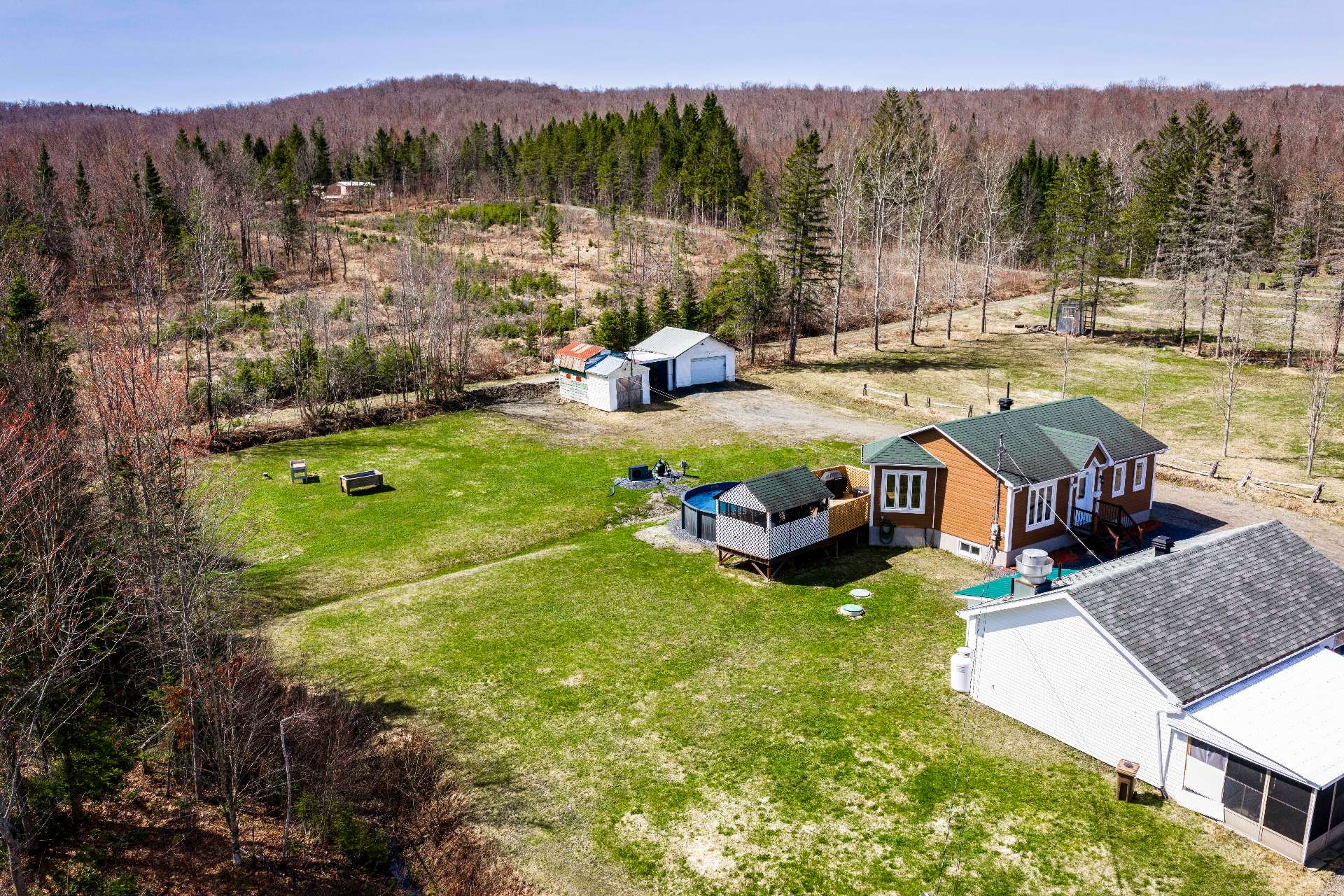 Residential in Saint-Isidore-de-Clifton 4