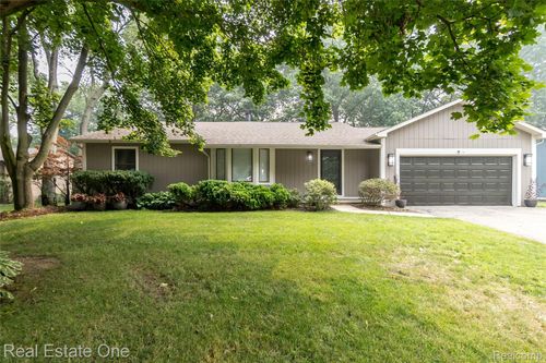 3190 Kenicott Dr, Commerce Township, MI, 48390-1676 | Card Image