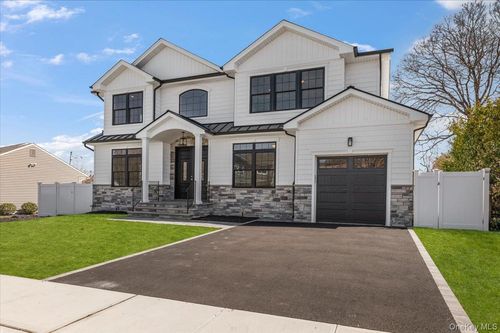 32 Sherman Rd, Old Bethpage, NY, 11804-1424 | Card Image