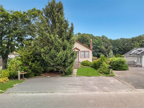 1044 Woodcrest Ave, Riverhead, NY, 11901-2708 | Card Image