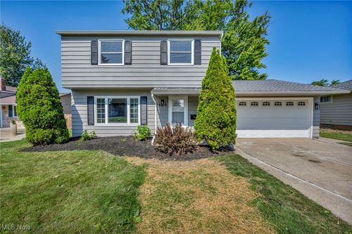 404 Waterbury Dr, Eastlake, OH, 44095-1227 | Card Image