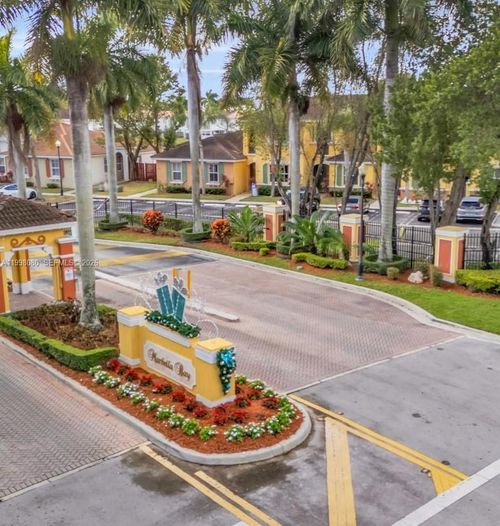 979 Ne 42nd Ter, Homestead, FL, 33033-6617 | Card Image