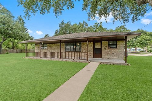 4704 1st St, Bacliff, TX, 77518-1440 | Card Image