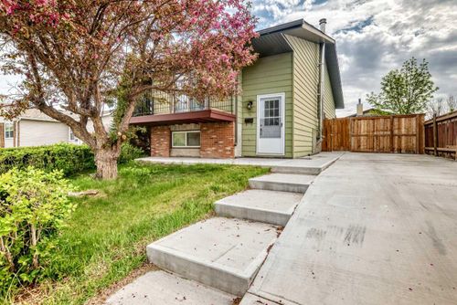 4218 38 St Ne, Calgary, AB, T1Y5S7 | Card Image
