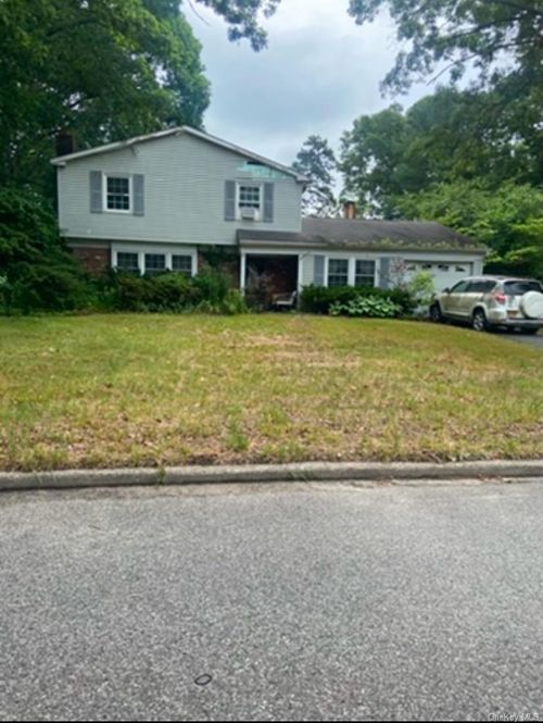 9 Willowood Ln, Coram, NY, 11727-1130 | Card Image